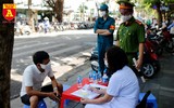 Công an Hà Nội tuần tra, lập biên bản xử phạt người không đeo khẩu trang